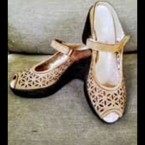 Jambu Journey too wedge sandals. Tan in color
